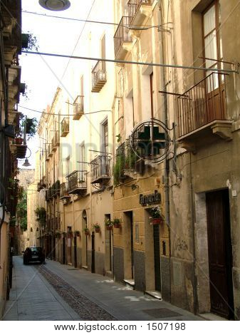 狭い道路でカリアリ サルディニア イタリア
