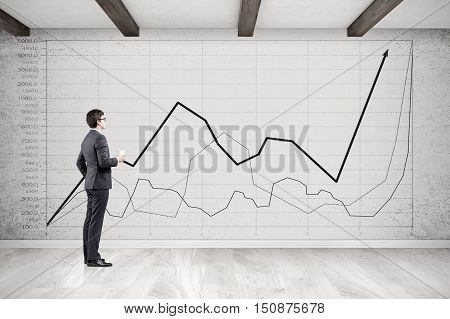 человек смотрит на график доходности на экране