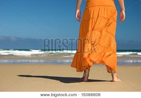 Alf-Frau mit einem orange Rock