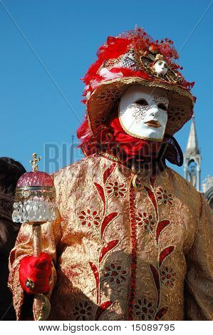 Człowiek w kostiumie na Placu Świętego Marka podczas karnawału w Wenecji, 2011