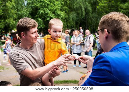 Kirov, Russia - July 08, 2018: Parents And Children Are Waiting For The Lottery In The Park Multilan