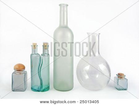 bottiglie di vetro su sfondo bianco