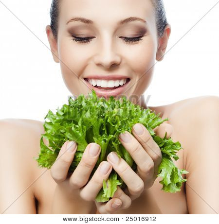 Ritratto di donna sorridente attraente indoeuropea isolata su bianco studio colpo mangiare salat