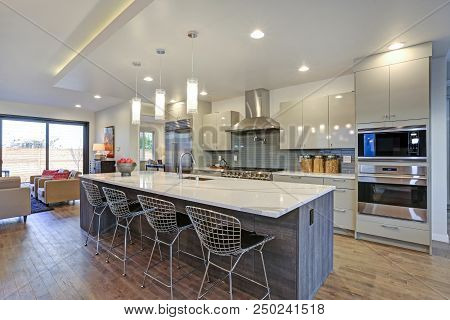 Sleek Modern Kitchen Design With An Island