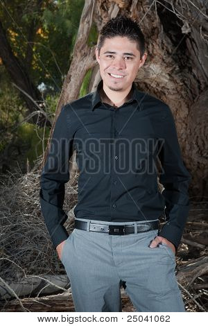 Homem bonito ao ar livre no Outono