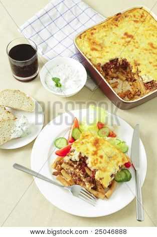 上から Pastitsio の郷土料理食事