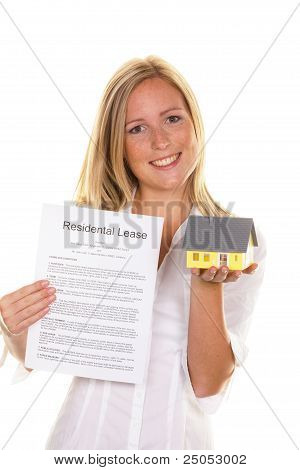 英語のレンタル契約を持つ女性