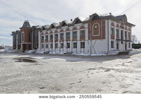 Velsk, Arkhangelsk Region, Russia - April 6, 2018: Railway Station In The Town Of Velsk In The Early