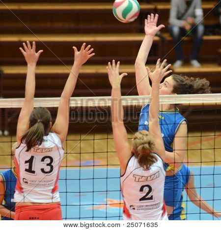 Jönköpings Södra, Ungern - 21 oktober: Petra Horvath (R) i aktion på en ungersk NB I. League volleyboll g