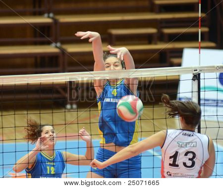 Jönköpings Södra, Ungern - 21 oktober: Petra Horvath (C) i aktion på en ungersk NB I. League volleyboll g