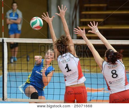 KAPOSVAR, Ungarn - 21. oktober: Zsanett Pinter (L) i aktion på en ungarsk NB I. League volleyball 