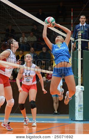 Jönköpings Södra, Ungern - 21 oktober: Zsofia Horvath (R) i aktion på en ungersk NB I. League volleyboll 
