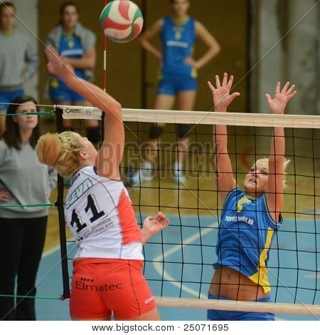 Jönköpings Södra, Ungern - 21 oktober: Zsofia Horvath (R) i aktion på en ungersk NB I. League volleyboll 