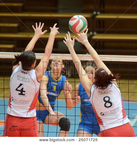 Jönköpings Södra, Ungern - 21 oktober: Zsofia Harmath (C) i aktion på en ungersk NB I. League volleyboll 