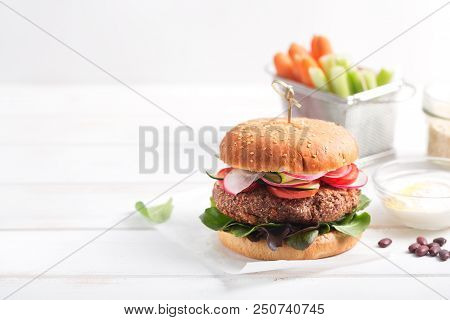 Veggie Bean And Quinoa Burger With Fresh Vegetables
