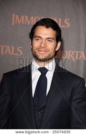 LOS ANGELES - 7 nov: Henry Cavill มาถึงที่ 
