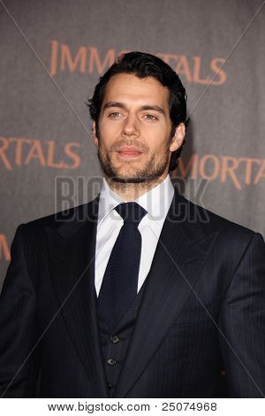 LOS ANGELES - 7 nov: Henry Cavill มาถึงที่ 