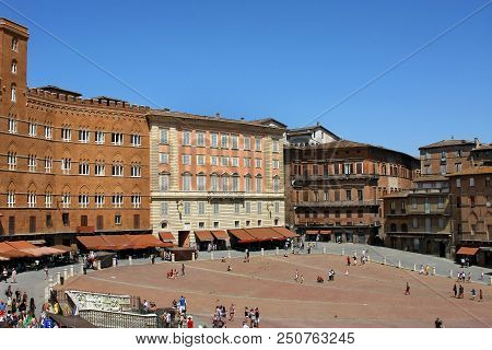 Siena, Italy - July 05, 2008: Piazza Del Campo Is The Main Square Of Siena