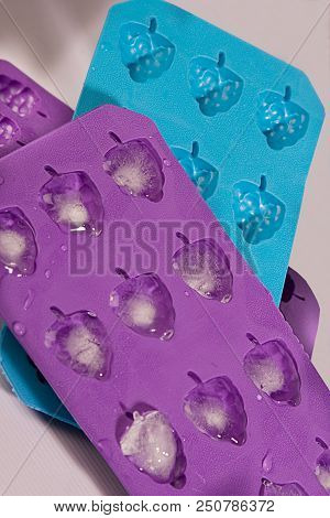 Ice Bucket For Fridge- Tray With Cubicles For Strawberry-shaped Ice