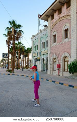 Sharm El Sheikh, Egypt - May 12, 2018: Unknown Woman-tourist Is In Business And Shopping And Enterta
