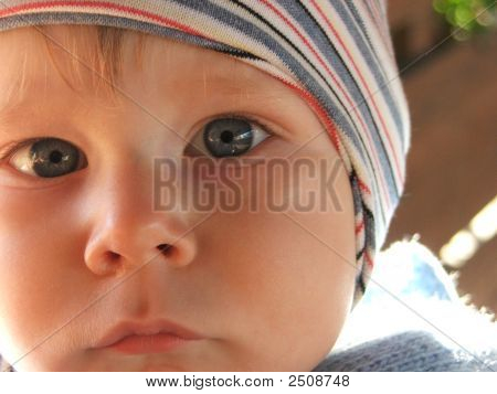 INGEN super men dejlig baby med blå