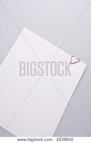Hoja de papel con corazón