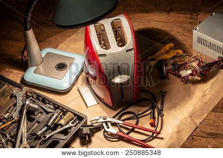 Working Table Technique Of The Inventor Toaster - Right To Repair