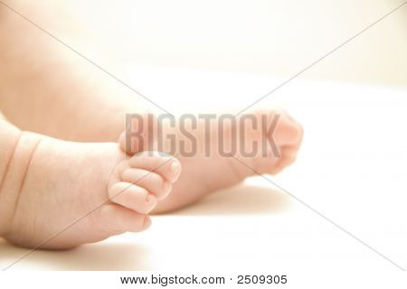 Baby fötter av en 3 månader gammal flicka med en