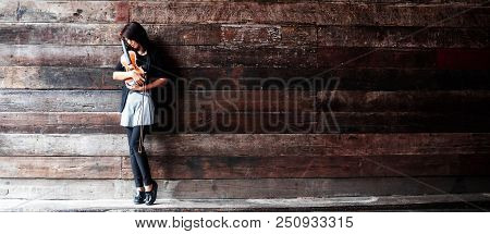 The Lady Hold Volin With Bow In Hand, Stand In Front Of Grunge Surface Timber Wallpaper,vintage And 