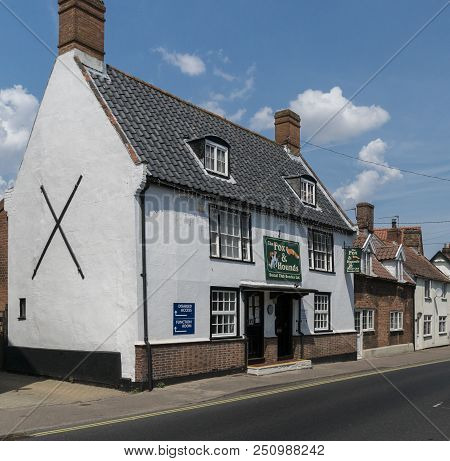 Beccles, Suffolk, Uk, July 2018 - The Fox & Hounds Public House In The Market Town Of Beccles, Suffo