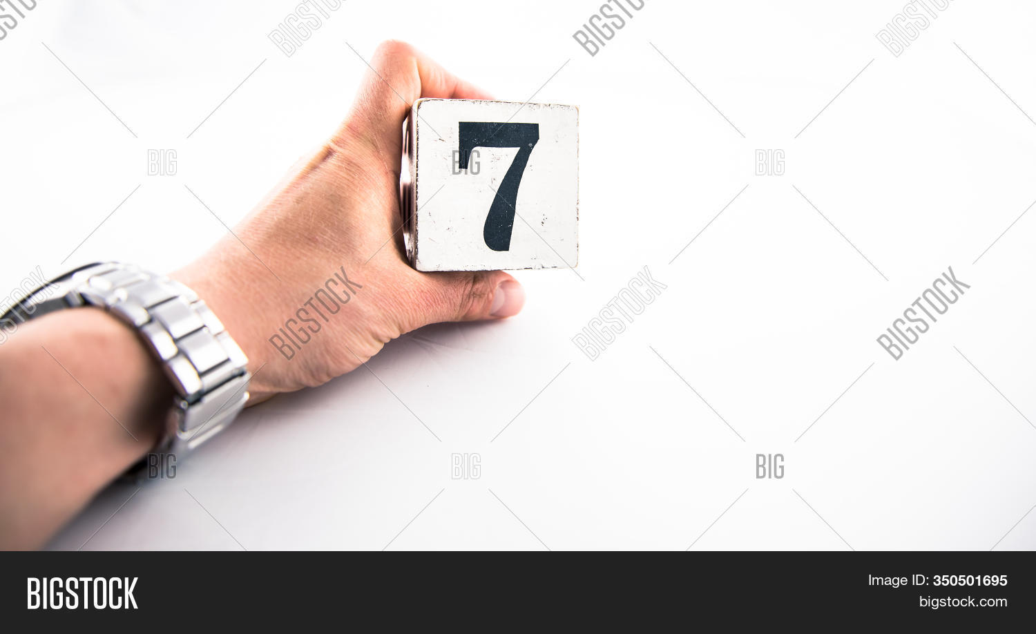 держится цифра 3