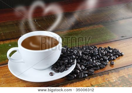 Kaffe på bordet med bönor