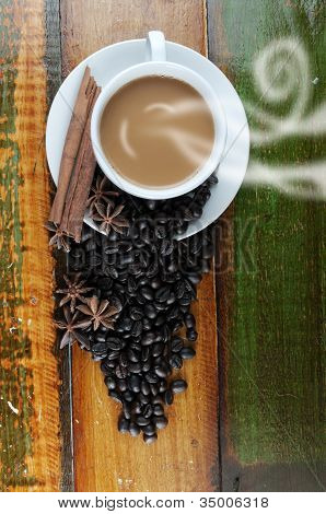 Kaffe på bordet med bönor