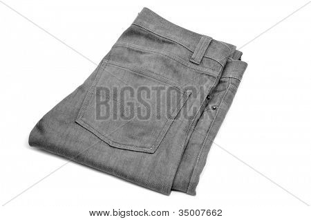 pantalones de mezclilla gris doblado sobre un fondo blanco