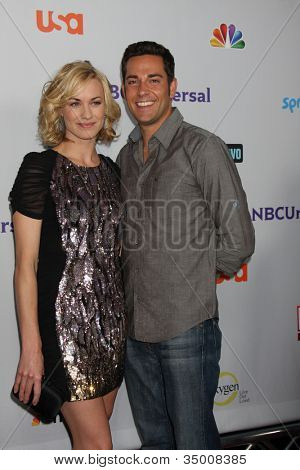 LOS ANGELES - ago 1: Yvonne Strahovski, Zachary Levi arrivando alla NBC TCA estate 2011 festa a SL