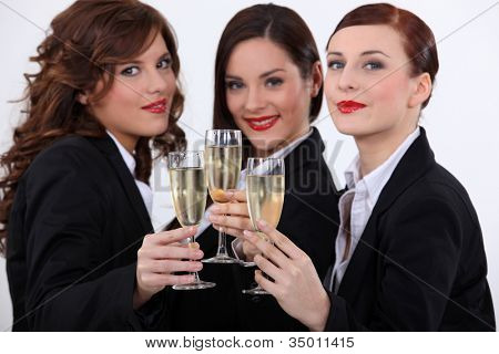 Trois femmes d'affaires, boire du champagne