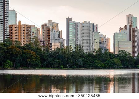 Beautiful Lake Of A Brazilian Modern City During The Sunset. Sunset At Igapo Lake, Londrina Pr Brazi
