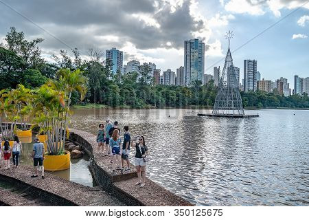 Londrina Pr, Brazil - December 23, 2019: People At The Spillway Of The Igapo Lake 2, Higienopolis Av