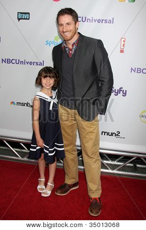 LOS ANGELES - 1 sierpnia: Savannah Paige Rae, Sam Jaeger przybywających w NBC TCA lato 2011 All Star Pa