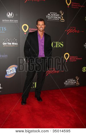 LAS VEGAS - JUN 19: Eric Martsolf příjezdu na 38 Daytime Emmy Awards v Hilton Hotel & Casin