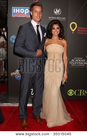 ลาสเวกัส - 19 jun: Justin Hartley, Linsday Hartley รางวัลเอ็มมีเวลากลางวัน 38 ที่ Hi