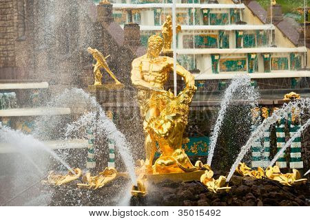 Slavné Samson a lví kašna v Peterhof Grand kaskády v Petrohradu v Rusku.