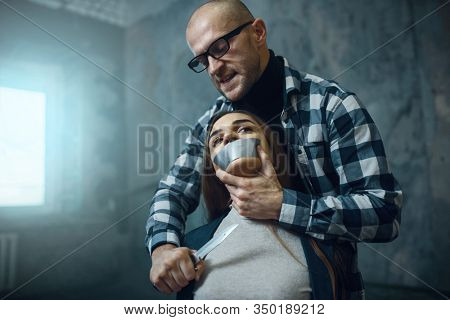 Maniac kidnapper scares his victim with a knife