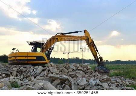 Excavator With Crusher Bucket For Crushing Concrete. Construction Waste Recycling For Construction M