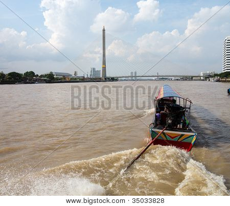 Barca sul Chao Phraya River Bridge Rama