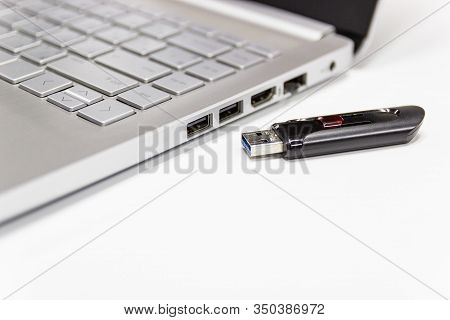 Flash Drive With Laptop Computer For Conncet To Usb Port Plug-in Laptop For Transfer And Backup Busi