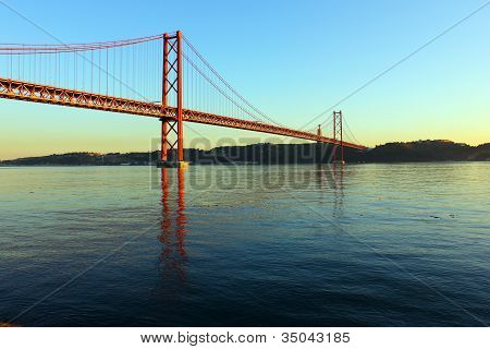 De rivier Taag en Bridge, Lissabon, Portugal