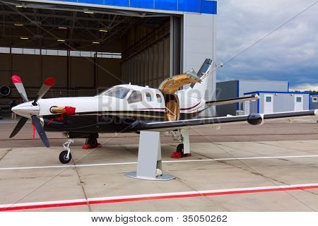 avion à hélices privé petit sur un seul moteur
