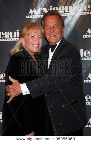 LOS ANGELES - 18 lutego: Shirley Foley Boone, Pat Boone pojawia się w 19 roczne Movieguide nagrody G