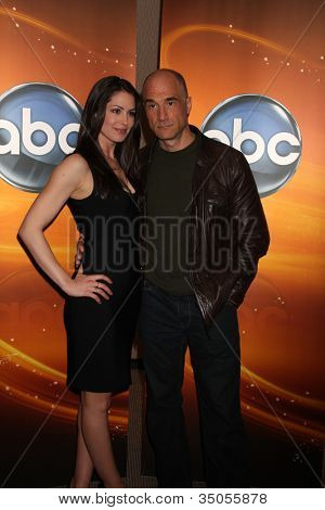 ลอสแองเจลิส - 14 พฤษภาคม: Michele Borth, Elias Koteas ที่ กลุ่มโทรทัศน์ ABC ดิสนีย์อาจกดขยะ